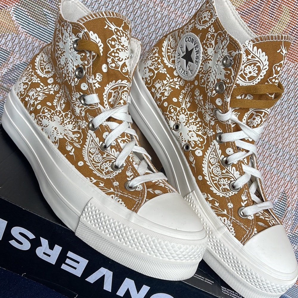 Converse WMNS 572541C
CTAS LIFT HI
WHEAT/EGRET/BLACK SNEAKERS - PLATFORMS - Picture 8 of 16